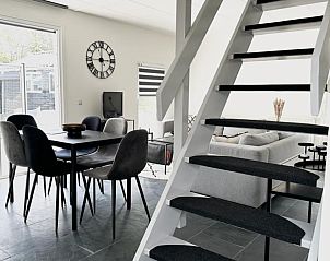 Moderne woonkamer van Beach House 43 in Herkingen, Goeree-Overflakkee. Vakantiehuis met stijlvolle inrichting en veel natuurlijk licht.