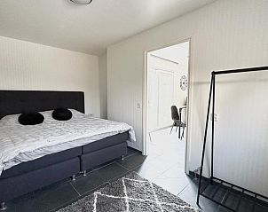 Sfeervolle slaapkamer in Beach House 43, een vakantiehuis in Herkingen, Goeree-Overflakkee, Zuid-Holland met een modern interieur.