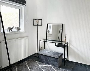 Stijlvolle slaapkamer in Beach House 43, een vakantiehuis in Herkingen, Goeree-Overflakkee, Zuid-Holland met modern interieur en natuurlijke lichtinval.