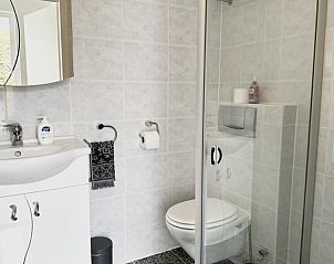Moderne badkamer in Beach House 43, een vakantiehuis in Herkingen, Goeree-Overflakkee, Zuid-Holland met stijlvolle douche en wastafel.