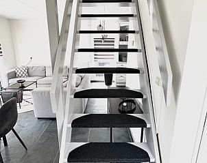 Moderne trap in Beach House 43, een vakantiehuis in Herkingen, Goeree-Overflakkee, Zuid-Holland, met stijlvolle interieurdetails.