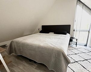 Gezellige slaapkamer in Beach House 43, vakantiehuis in Herkingen, Goeree-Overflakkee met veel natuurlijk licht en een comfortabele sfeer.