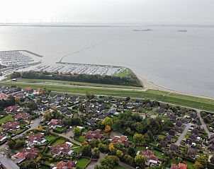 Luchtfoto van Beach House 43 in Herkingen, Goeree-Overflakkee, met uitzicht op zee en omliggende natuur, ideaal vakantiehuis in Zuid-Holland.