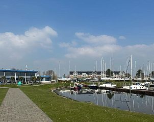 Uitzicht op de jachthaven bij Beach House 43, vakantiehuis in Herkingen, Goeree-Overflakkee, Zuid-Holland.