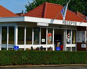 Receptie van Beach House 43 in Herkingen, Goeree-Overflakkee, Zuid-Holland, verwelkomt gasten in een gastvrije vakantiehuisomgeving.