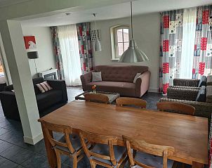 Ruime keuken en eetkamer in ZH017 vakantiehuis, Gouda, met landelijke stijl.