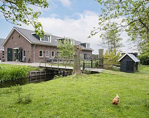 Ruime eetzaal in vakantiehuis ZH017, Gouda, met uitzicht op de groene omgeving.