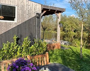 Terras bij Vakantiehuis in Reeuwijk, omgeven door groene omgeving in het Groene Hart, Zuid-Holland.