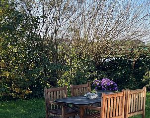 Tuinset in de tuin van Vakantiehuis in Reeuwijk, perfect voor buiten dineren in het Groene Hart, Zuid-Holland.