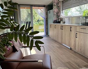 Lichte woonruimte in Vakantiehuis in Reeuwijk met uitzicht op de natuur van het Groene Hart, Zuid-Holland.