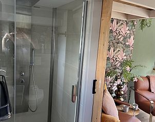 Douche en zitruimte in Vakantiehuis in Reeuwijk, een oase van comfort in het Groene Hart, Zuid-Holland.