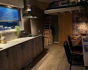 Eet- en keukenruimte in Vakantiehuis in Reeuwijk, ideaal voor gezellige avonden in het Groene Hart, Zuid-Holland.