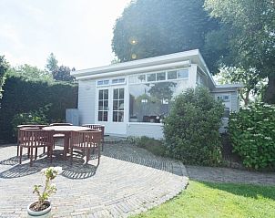 Terras van Vakantiehuisje in Reeuwijk, Groene Hart, met comfortabele zitplaatsen en groene omgeving.