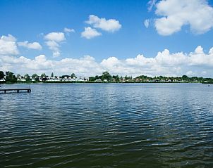 Panoramisch uitzicht over het meer vanuit Vakantiehuisje in Reeuwijk, Groene Hart, Zuid-Holland.