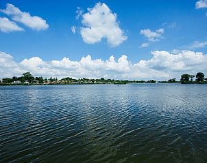 Rustgevend waterlandschap bij Vakantiehuisje in Reeuwijk, Zuid-Holland, ideaal voor natuurliefhebbers.