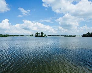 Uitzicht op het meer en groene omgeving vanuit Vakantiehuisje in Reeuwijk, Groene Hart.