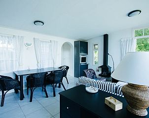 Gezellige binnenruimte van Vakantiehuisje in Reeuwijk, Groene Hart, met eethoek en open haard.