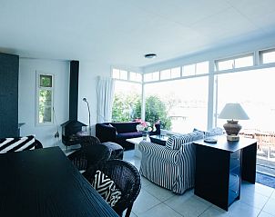 Lichte woonkamer van Vakantiehuisje in Reeuwijk, Zuid-Holland, met uitzicht op het meer.