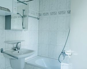 Stijlvolle badkamer in Vakantiehuisje in Reeuwijk, Groene Hart, met moderne voorzieningen.