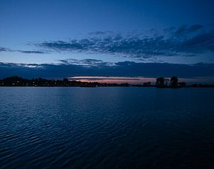 Avondzicht over het meer bij Vakantiehuisje in Reeuwijk, Zuid-Holland, met sfeervolle lucht.