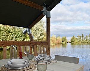 Kitchen space in Huisje in Reeuwijk, a vacation home in the Green Heart, South Holland, overlooking the surrounding countryside.
