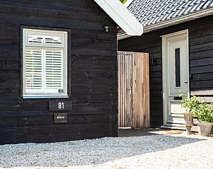 Vacation home in Reeuwijk, charming vacation home in the Green Heart of South Holland with a charming wooden facade and inviting entrance.