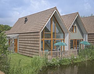 Lichte eetkamer in De Reeuwijkse Plassen vakantiehuis in Zuid-Holland met moderne inrichting.