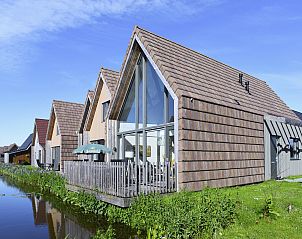 Volledig uitgeruste keuken in de 4-persoons waterwoning van De Reeuwijkse Plassen, gelegen in Reeuwijk.