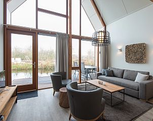 Comfortabele zithoek in De Reeuwijkse Plassen bungalow met veel natuurlijk licht in Reeuwijk, Zuid-Holland.