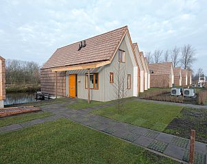 Zonnige woonkamer met toegang tot terras in De Reeuwijkse Plassen waterwoning, Reeuwijk.
