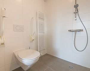 Knusse zithoek met wijn in De Reeuwijkse Plassen vakantiehuis, perfect voor een avondje ontspannen in Reeuwijk.