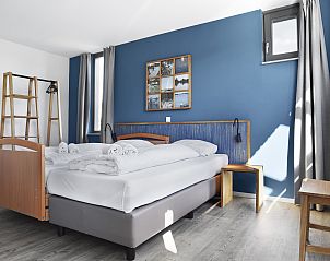 Moderne keuken en eetruimte in De Reeuwijkse Plassen vakantiehuis in Zuid-Holland, met stijlvolle inrichting.