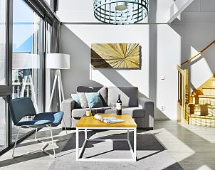 Terras met uitzicht op het water bij De Reeuwijkse Plassen bungalow in Zuid-Holland, ideaal voor ontspanning.