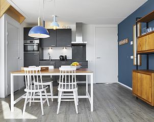 Stijlvolle slaapkamer in De Reeuwijkse Plassen vakantiehuis, met modern design en comfortabel bed.