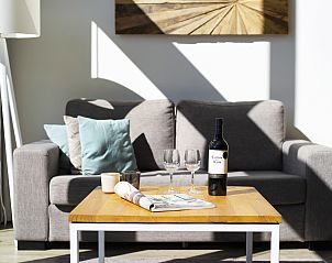 Wastafel met handdoek in De Reeuwijkse Plassen waterwoning, modern en functioneel in Reeuwijk.