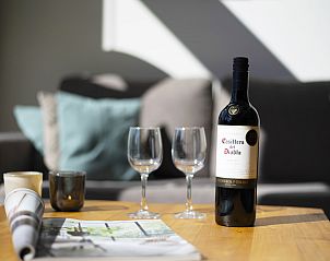 Buitenkant van De Reeuwijkse Plassen bungalow, omgeven door weelderige natuur in Zuid-Holland.