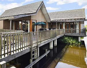 Guest house 670855 • Bungalow Groene hart • De Reeuwijkse Plassen | 20-persoons waterwoning - Wijk en Wo 