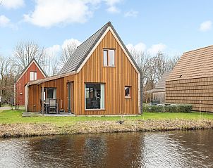 Moderne woonkamer in De Reeuwijkse Plassen waterwoning, Reeuwijk, met ruime zithoek.