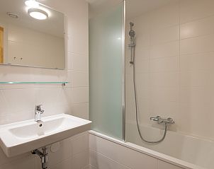 Stijlvolle zithoek in De Reeuwijkse Plassen vakantiehuis, Bentwoud, met uitzicht op de natuur.