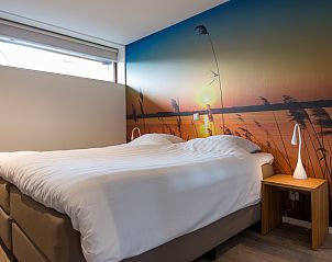 Gezellige binnenruimte in De Reeuwijkse Plassen waterwoning, Zuid-Holland, met comfortabele bank.