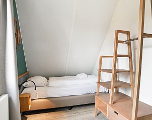 Ruime eetkamer in De Reeuwijkse Plassen waterwoning, Reeuwijk, met houten tafel en stoelen.