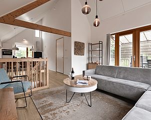 Moderne keuken in De Reeuwijkse Plassen vakantiehuis, Zuid-Holland, met witte kasten en apparatuur.