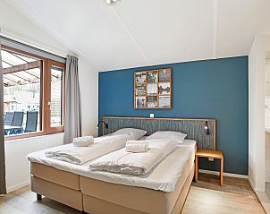 Open keuken en eetruimte in De Reeuwijkse Plassen waterwoning, Bentwoud, met uitzicht op tuin.