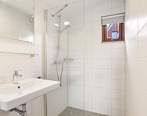 Vooraanzicht van De Reeuwijkse Plassen vakantiehuis, Groene Hart, met houten gevel.