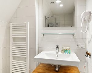 Moderne badkamer in De Reeuwijkse Plassen, 4-persoons kinderwoning in het Groene Hart.