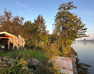 Geniet van de serene waterkant bij Vakantiehuisje in Alphen aan den Rijn, gelegen in het Groene Hart van Zuid-Holland.