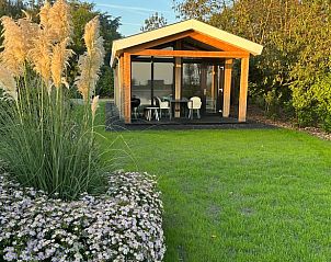 Vakantiehuis in Alphen aan den Rijn met moderne veranda, omgeven door groen in het Groene Hart van Zuid-Holland.