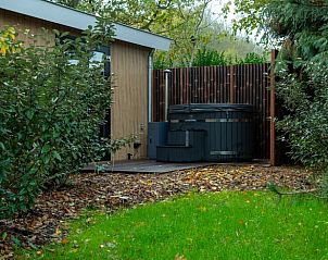 Vakantiehuis in Alphen aan den Rijn met privterras en jacuzzi, omgeven door groen in het Groene Hart van Zuid-Holland.