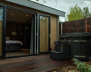 Geniet van luxe ontspanning bij Vakantiehuis in Alphen aan den Rijn met een uitnodigend terras en een moderne slaapkamer in het Groene Hart.