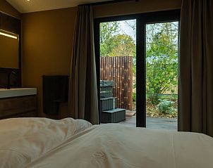 Sfeervolle slaapkamer in Vakantiehuis in Alphen aan den Rijn, met uitzicht op groene tuin in het Groene Hart, Zuid-Holland.